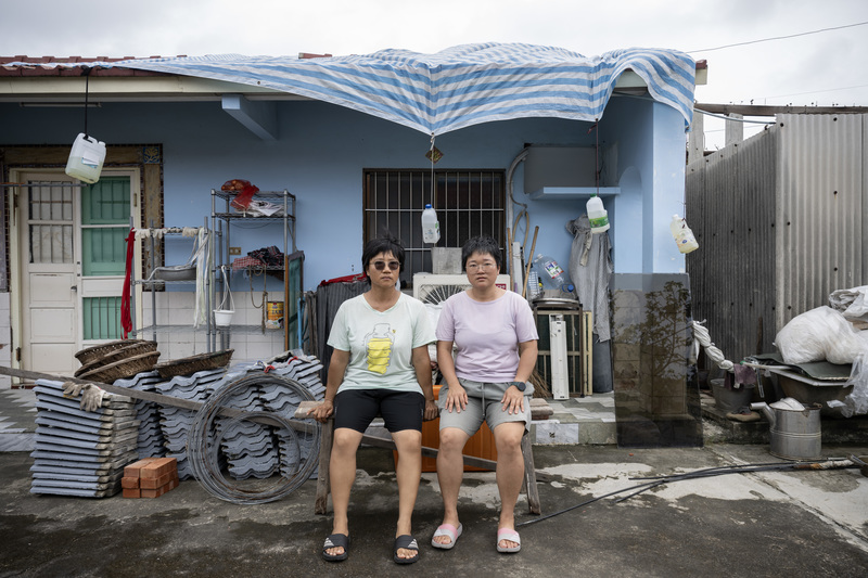 陳映蓉（右）與「洄稻佳里」創辦人楊淑華（左）一同居住在楊家的三合院，風災當晚，她們徹夜難眠。（攝影／楊子磊）