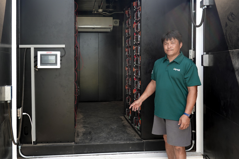 黃國基建置的屋頂光電搭配儲能系統,平時可以在夜間供電給大型冷凍庫及魚塭水車使用,遇到停電時更可成為不斷電的備援系統。(攝影/孫文臨)