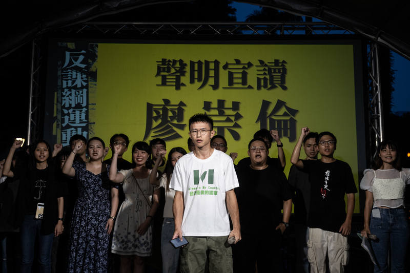 2025年8月1日,當年參與反課綱運動的學生一起上台,由廖崇倫代表並以全台語宣讀反課綱運動10週年聲明。(攝影/楊子磊)