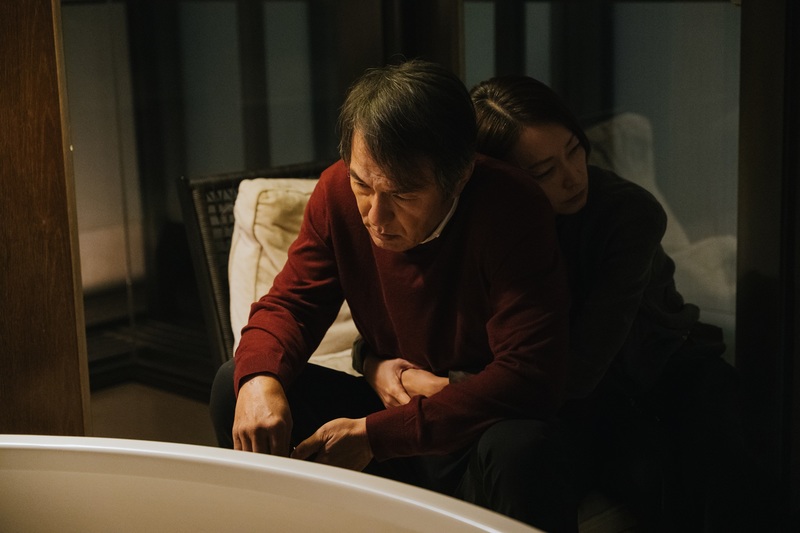 離開還是留下？演員戴立忍（左）與潘慧如在《零日攻擊》中飾演面臨分裂選擇的夫妻。（圖片提供／牽猴子）