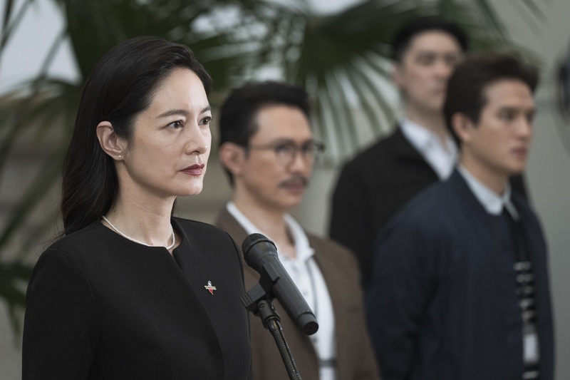 演員Janet（前）飾演台灣總統，面臨戰爭或和平的天人交戰。（圖片提供／牽猴子）