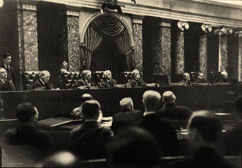 1932年,由德國攝影記者薩洛蒙(Erich Salomon)在美國聯邦最高法院審理期間祕密拍攝。為突破法庭內禁止攝影的規定,薩洛蒙假裝手臂骨折,將相機藏於石膏中完成拍攝。(攝影/Erich Salomon/Wikipedia)