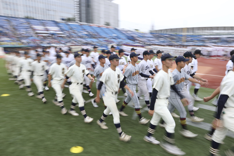 今年8月初，網路上接連出現針對廣陵高校棒球部的霸凌控訴，事件也使該隊中途退出夏季甲子園比賽。圖為2025年7月5日，夏季甲子園東京賽區的球員們在開幕式中列隊進場。非文中當事球隊。（攝影／Yusuke Matsumoto／The Yomiuri Shimbun via AP Images／達志影像）