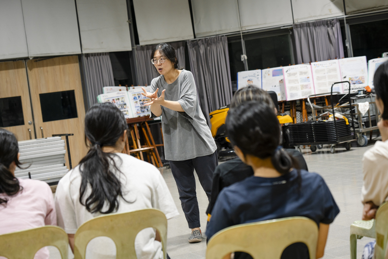 「人劇團」創辦者蔡旻霓，每週驅車到芳苑，與素人演員共創、排練。（攝影／馬雨辰）