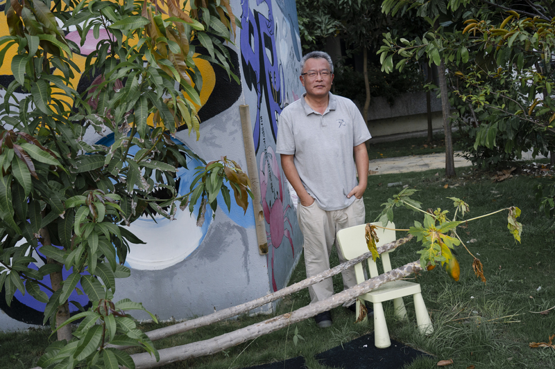 以藝術為引，芳苑鄉仁愛社區發展協會理事長陳煥明，帶領社區前行。（攝影／馬雨辰）