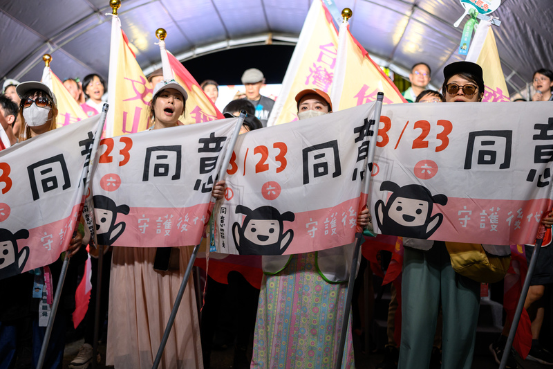 推動罷免新北市第11選區立委羅明才的罷免團體「拔羅波」表示,勇於接受投票結果,今天過後他們仍會持續監督國會跟關心公共事務。圖為「拔羅波」團隊於投票前一晚舉行「選前之YA」活動。(攝影/黃世澤)