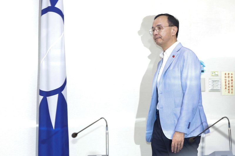 國民黨主席朱立倫23日於罷免案開票結果大致底定後,在中央黨部發表談話,提出5項改革呼籲,並點名盧秀燕接棒黨主席。(攝影/翁睿坤/中央社)