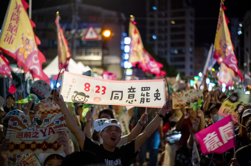 學者認為推動大罷免的公民力量值得關注,過去這一年是公民運動能量大於民進黨,現在仍看不出來兩股力量是要分進合擊或是要如何整合。圖為罷團「拔羅波」於投票前夕、8月22日舉行「選前之YA」活動。(攝影/黃世澤)
