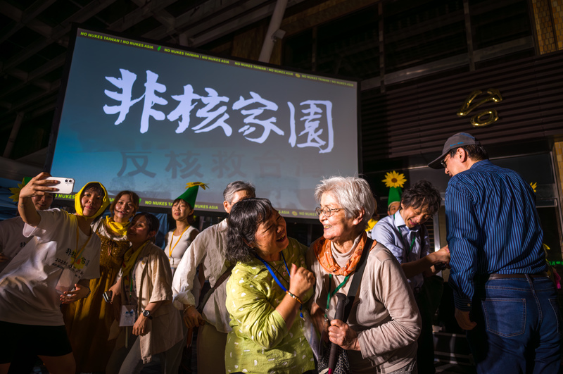 2025年5月17日,台灣環保聯盟於台電大樓前舉行晚會,慶祝核三發電機組停機後,台灣正式邁入非核家園。(攝影/黃世澤)