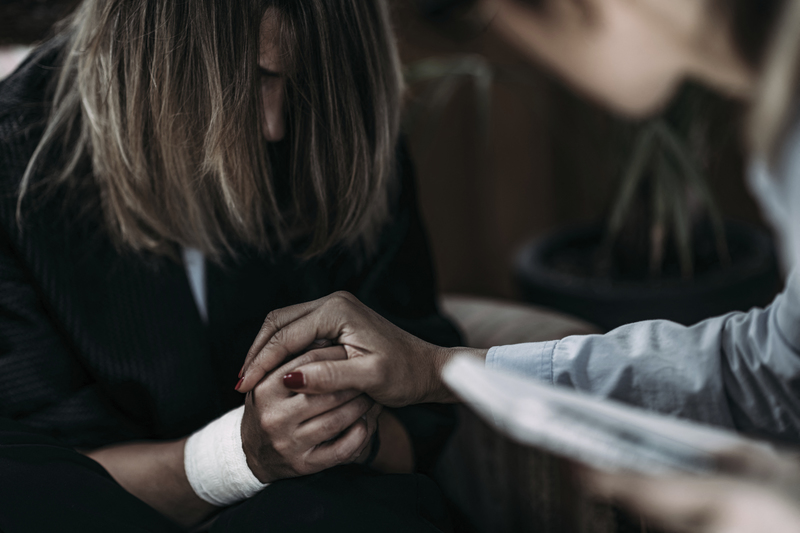 一名罹患創傷後壓力症候群(PTSD)的女性與心理治療師諮談。(示意圖,攝影/Microgen Images/Science Photo Library via AFP)