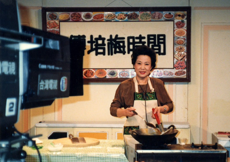 1994年,傅培梅最知名的烹飪節目《傅培梅時間》拍攝現場。她在電視上教授中式烹飪超過40年,從1962台灣有電視節目開始,直到2002年退休。(圖片提供/程安琪)