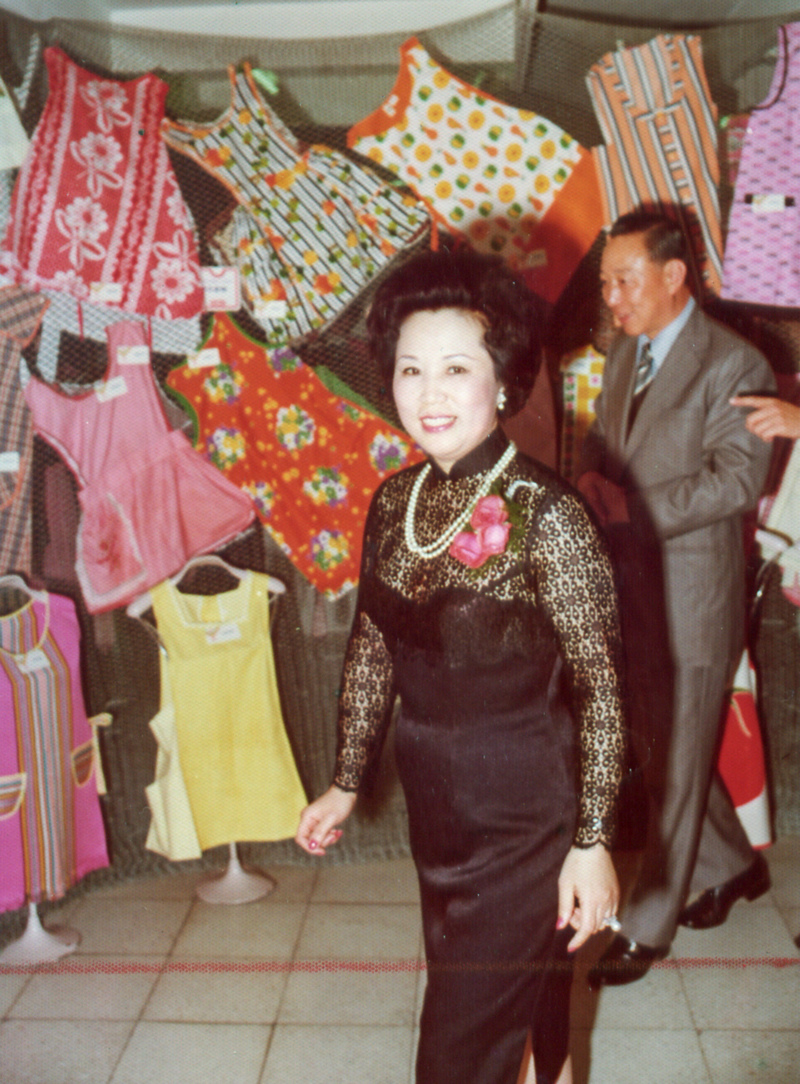1977年,傅培梅在台北公開展出她收藏的300多件圍裙。(圖片提供/程安琪)