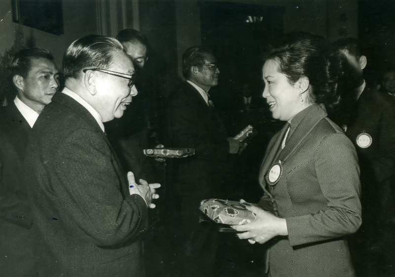 1974年,傅培梅與時任行政院長蔣經國會面。傅培梅常受政府機關邀請,在國內外活動宣揚中華美食文化,扮演烹飪外交大使重任。(圖片提供/程安琪)