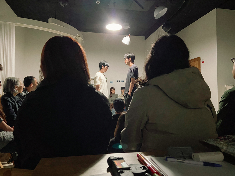 《相片款的紺色時際》小說前導讀劇會4月在雁域文化中心正式演出，採環形舞台方式進行，因場地限制無法添加字幕投影，台下觀眾仍投入觀賞。（圖片提供／李鈺凰）