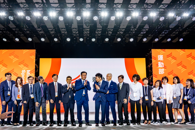 李洋與轉任運動部次長的原體育署署長鄭世忠(前左),以及運動部的行政主管們在儀式布達揭牌儀式後合影。(攝影/陳曉威)