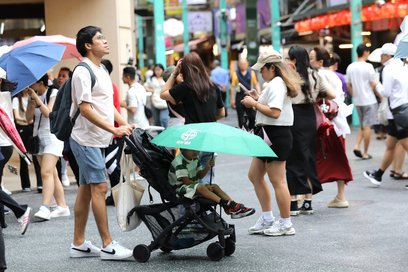 台灣真正匱乏的,是「工作」端的友善職場政策,以及「家庭」端如何促進男性育兒的政策。(攝影/Chen Xiaoyuan/China News Service/VCG via Getty Images)