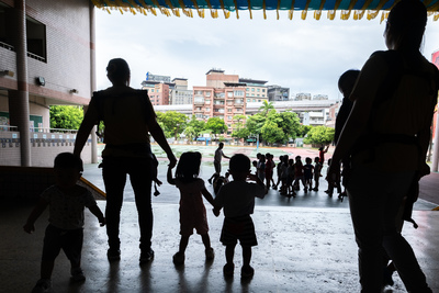 王兆慶/「有孩家庭皆可請外籍幫傭」34年前已無效,育兒蹺蹺板另有解方