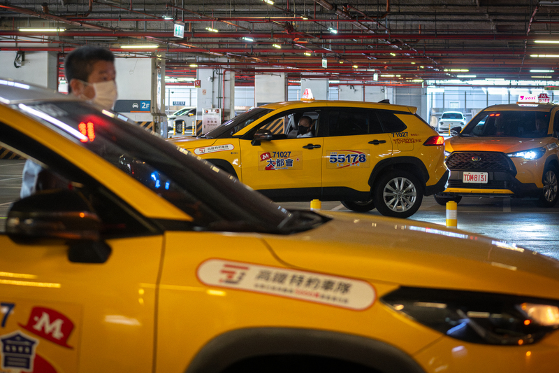 編列160億預算盼駛出碳排泥淖，計程車電動化為何卡關？