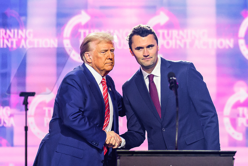 柯克(右)是美國總統川普(Donald Trump,左)重要盟友,這起槍殺案引發外界對美國日益激化的政治暴力擔憂。圖為2024年12月22日,柯克與川普在亞利桑那州鳳凰城舉行的「2024美國節」(America Fest 2024)活動上登台。(攝影/Josh Edelson/AFP)