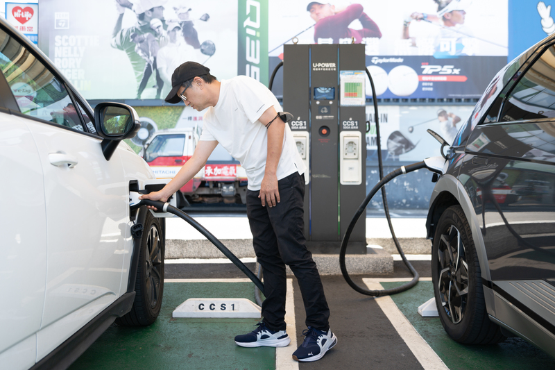 計程車司機李威爾開過燃油車、油電混合車，目前選擇純電車作為營業用車，以快充充電槍20分鐘可充約7成電力。（攝影／謝佩穎）