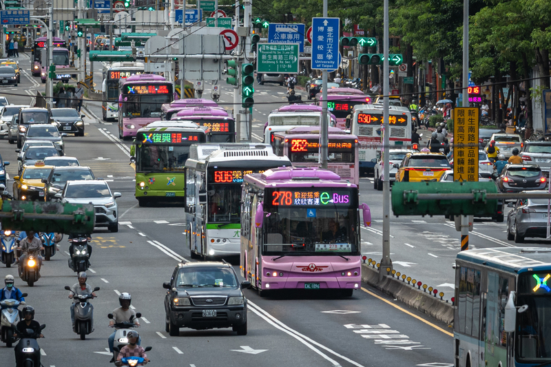 充電場站難尋、國產化遇瓶頸，從駕駛現場看見的公車電動化困局
