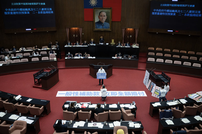 2025年8月29日為立法院第11屆第3會期最後一日，國民黨籍立法委員於議場放置標語，要求中央立刻全額撥付一般性補助款。（攝影／楊子磊）