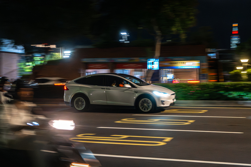 交通部過去雖有透過汰舊換新補助，鼓勵計程車司機換購電動車，但成效不彰，多數計程車司機都認為電動車成本高、充電不便。（攝影／謝佩穎）