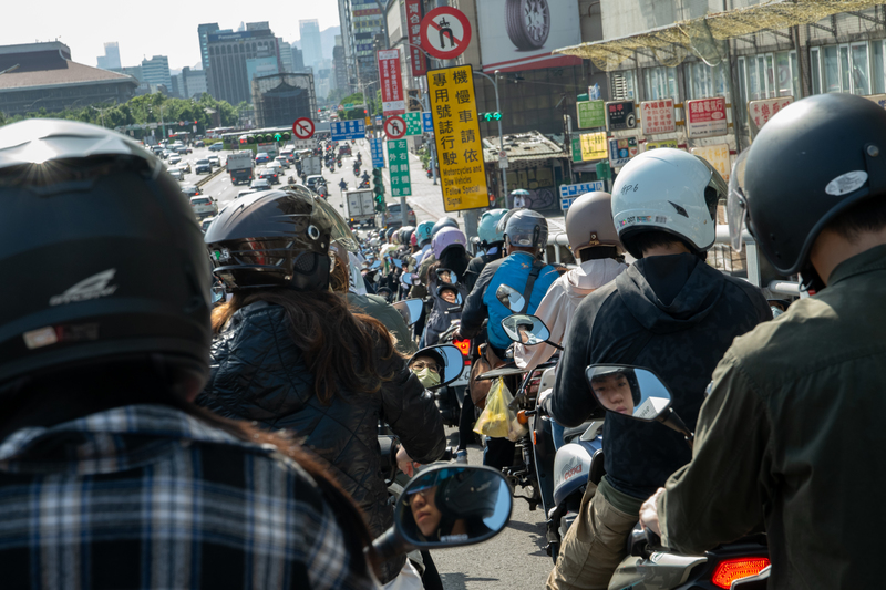 運具電動化是運輸部門減碳的關鍵,但過去5年來運輸部門的油品消費量卻仍居高不下,電動機車的推動進度也相當緩慢。(攝影/謝佩穎)
