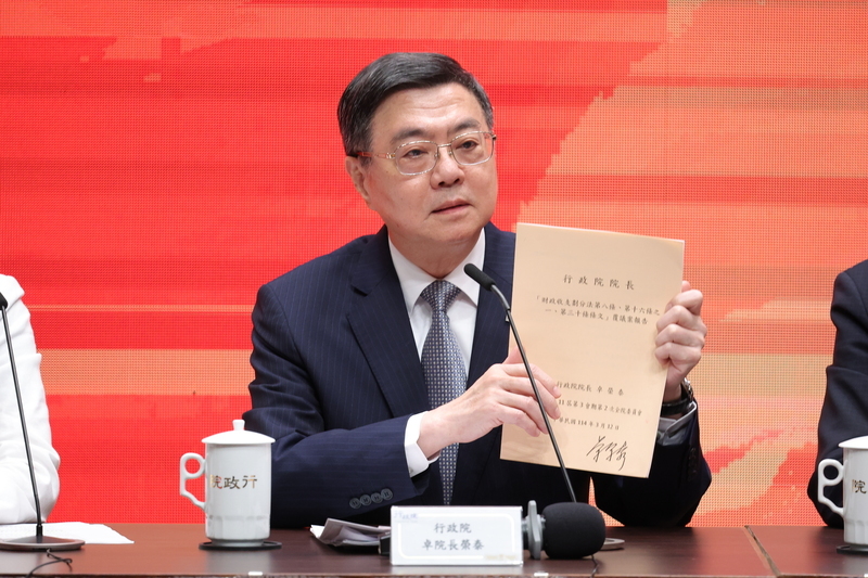 行政院9月13日與地方共商《財劃法》修法與事權分配等議題，行政院長卓榮泰在會後說明記者會中，拿出政院先前針對《財劃法》所提覆議案向各界報告說明。（攝影／翁睿坤／中央社）