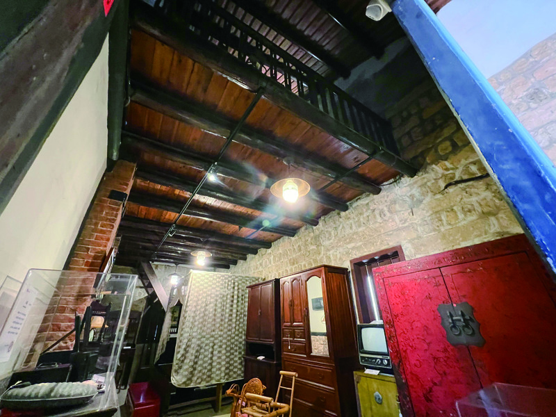 蘆洲李宅「半樓仔」,平日儲藏物品,遇到大水則能避洪。這種防洪設計,當時普遍存在於蘆洲民宅內。(攝影/毛毓翔;圖片提供/春山出版)