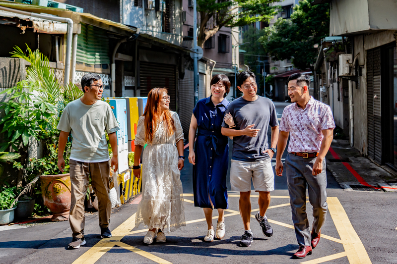 2005年開始改編賴和作品為歌曲的「鬥鬧熱走唱隊」，20年後仍致力介紹台灣文學與音樂創作。左起為Bass陳南宏、筆手呂美親、口風琴黃懷蒂、鍵盤吳易叡、吉他呂長運。（攝影／陳曉威）