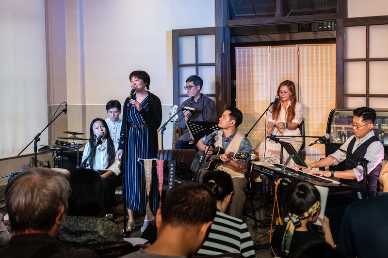 專研醫療研究倫理的黃懷蒂，從旁聽課程補修家族與文學的連結，如今在音樂裡溫柔詮釋外曾祖父的人性關懷。（攝影／陳曉威）