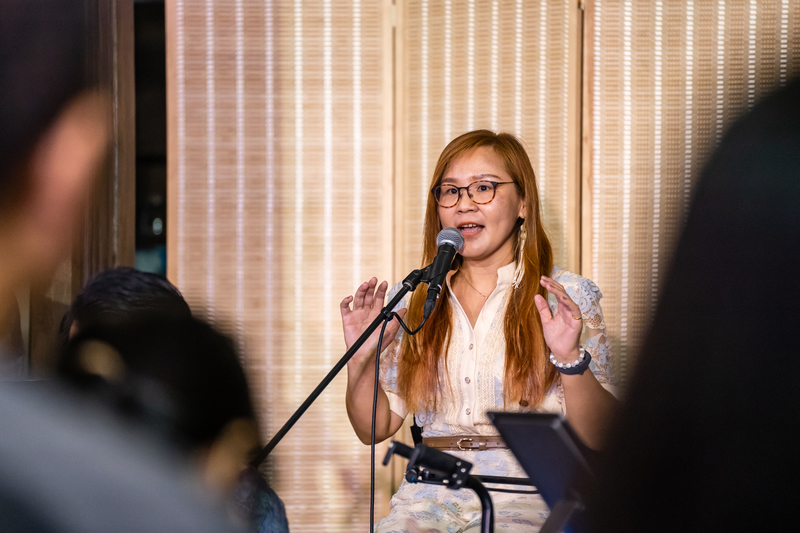 《自由花》發片後在台灣新文化運動紀念館演出，呂美親在每首歌起唱前用台語補充背景知識，自己也忍不住笑了出來：「咱這團若像傷愛上課矣。」（攝影／陳曉威）