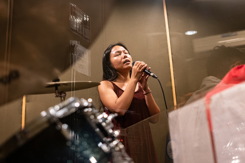 鬥鬧熱走唱隊成員各有自己的專業，日常生活也分散台灣各地，如長居恆春的張潔晰便常北上練團。（攝影／陳曉威）