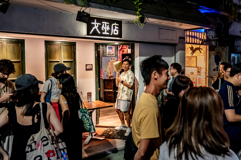 「團長」吳易叡在表演後扛著一疊《自由花》的專輯歌詞本，向前來欣賞演出的觀眾致謝。（攝影／陳曉威）