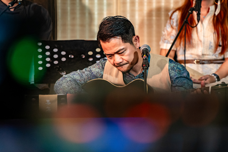 2005年鬥鬧熱走唱隊發表第一張專輯時曾隱身以別名創作的呂長運，如今自在地同時擁抱外科醫師與音樂人的身分，也在創作中看見自己的變化。（攝影／陳曉威）