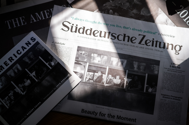 STEIDL出版社以《南德日報》(Süddeutsche Zeitung)特刊形式出版的攝影書,呈現羅伯.法蘭克的生平與重要作品。(攝影/黃世澤)