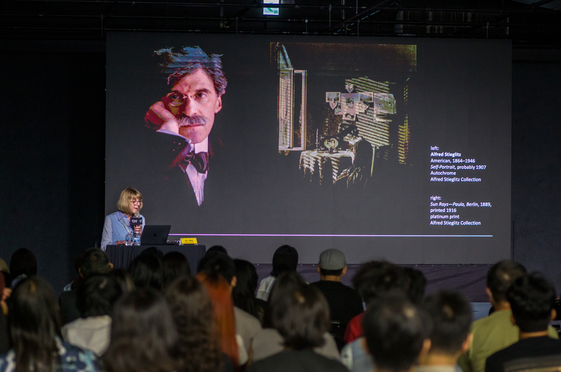 美國國家藝廊攝影部主任莎拉.格林諾(Sarah Greenough)在TIPF國際論壇上以〈攝影藝術與文化記憶〉為題,分享美國國家美術館攝影典藏的發展過程,她強調攝影典藏不只是收藏某位攝影師的作品,而是留下整個時代的文化記憶。(攝影/黃世澤)