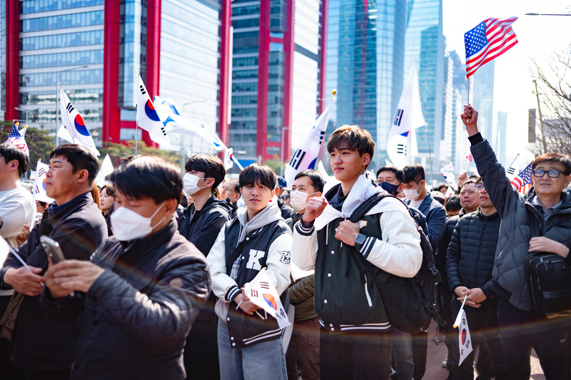 柯克在遇刺一週前，受邀訪問日韓，他在韓國的演說以「教會政治化」為核心，迅速形成一股「跨國極右派聯盟」的擴散網絡。圖為2025年3月8日，民眾聚集在韓國首爾汝矣島國際金融中心（IFC）前，參加由大韓耶穌教長老會世路教會組織的「拯救韓國」集會，呼籲釋放總統尹錫悅並駁回彈劾。（攝影／Chris Jung／NurPhoto via Getty Images）