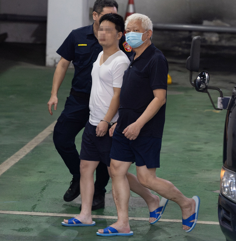 前民進黨議員幕僚黃取榮（戴口罩者）自2017年遭中國情報單位吸收，招募在不同單位任職的前黨員刺探政府文件。（攝影／謝佳璋／中央社）