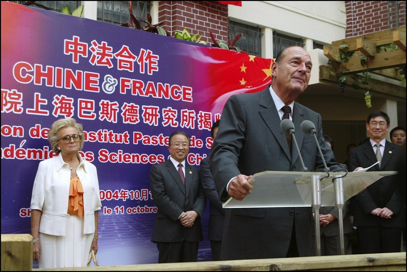 2004年10月11日，時任法國總統席哈克（Jacques Chirac）在中國上海進行國事訪問，並出席巴斯德研究所（Pasteur Institute）開幕典禮。不到一年後，武漢建立了P4實驗室，啟動了一系列中法科研合作計畫。（攝影／Marc Deville／Gamma-Rapho via Getty Images）