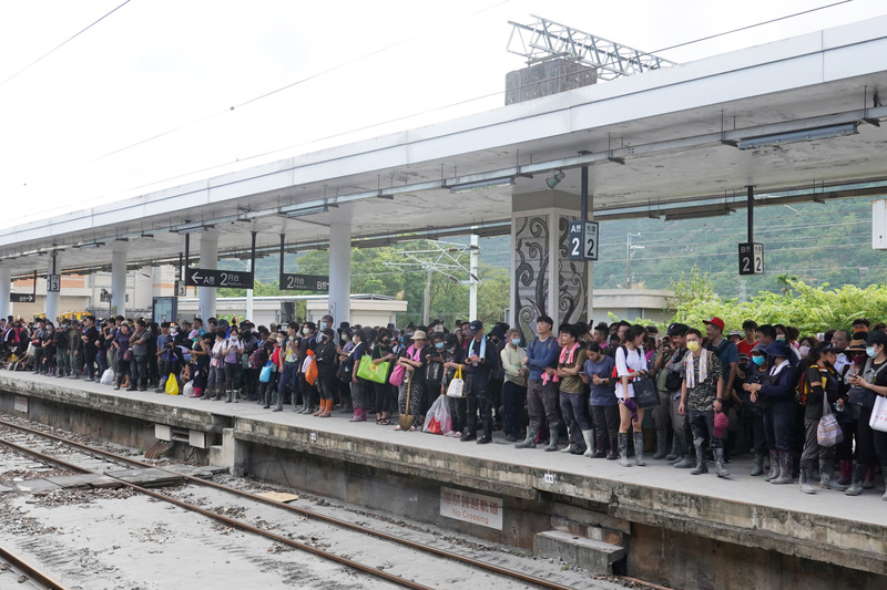 災後適逢教師節連假,光復車站湧入來自全台的民間志工,許多人自備鏟子等工具投入家戶清淤復原。(攝影/孫文臨)