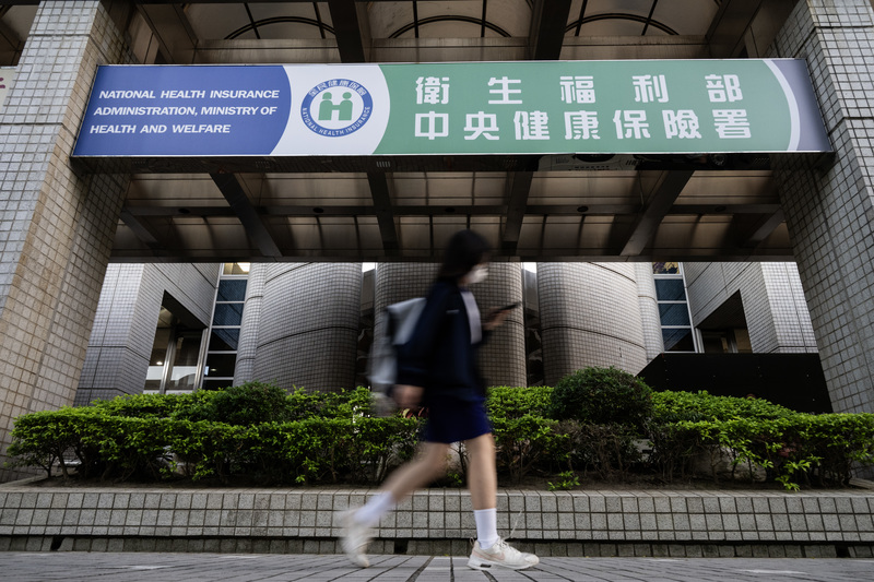 台灣的健保漸漸發展成「社會保險」加「稅收」的變體,一旦沒有制度化,受政治影響太大,首當其衝的將是全民的健康權益。圖為衛生福利部中央健康保險署署本部。(攝影/楊子磊)