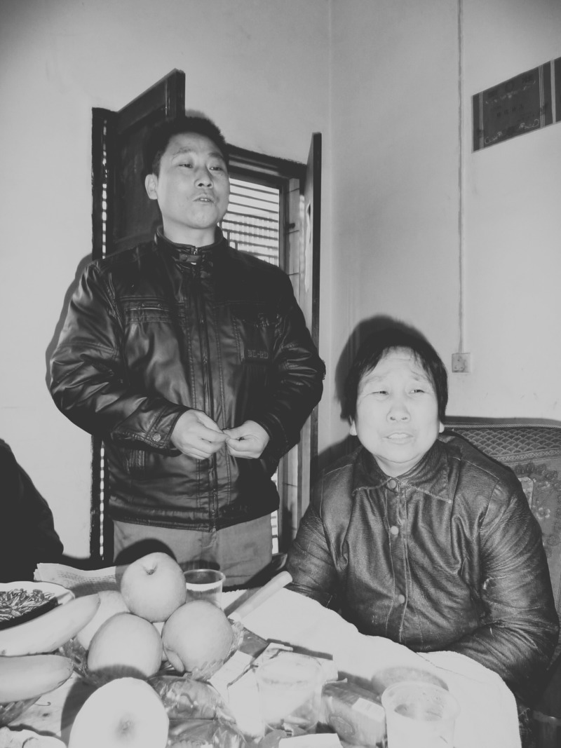 段月能(左)和他的母親陳志金(右)。(圖片提供/麥田出版)