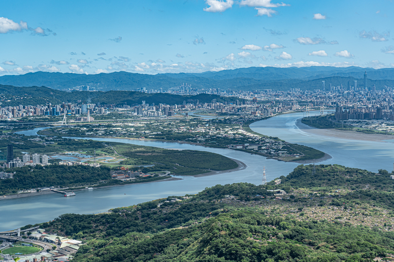淡水河與基隆河蜿蜒流經雙北都會區,在關渡五股匯流。(攝影/陳曉威)