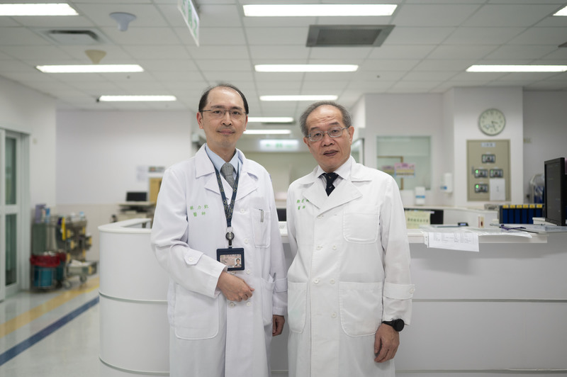腦中風取栓是一場分秒必爭的團隊戰,從急診檢傷、影像判讀、主治醫師決策到手術與術後照護,台大醫院每次取栓都需超過10名醫護協作完成。圖為台灣神經科醫學會理事長鄭建興(右)、祕書長蔡力凱(左)。(攝影/楊子磊)