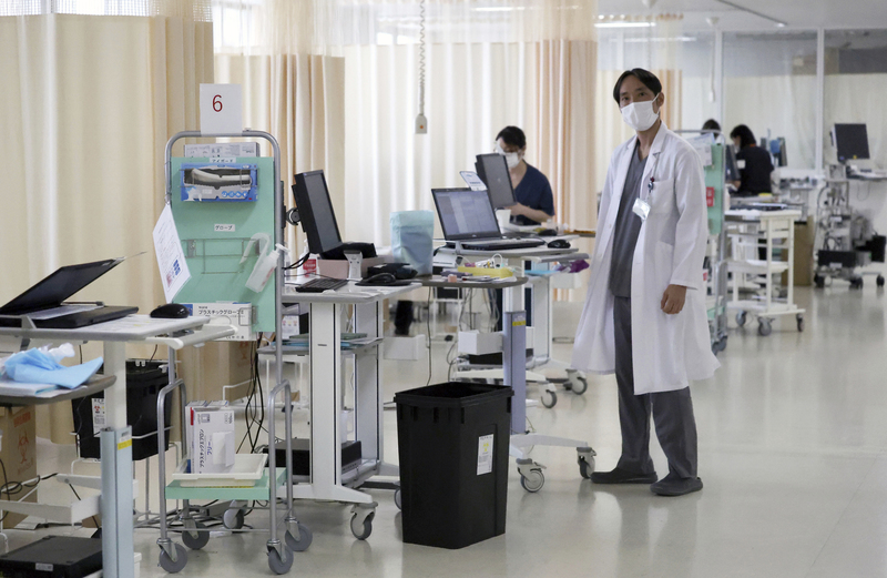 日本直美醫師人數10年增逾10倍，反映高薪與彈性工作使年輕醫師紛紛轉向醫美。日本政府雖已開始檢討直美問題，但尚未祭出限制措施。圖為2025年4月，日本千葉縣一家醫院的重症加護病房。（攝影／ The Yomiuri Shimbun via AP Images／達志影像）