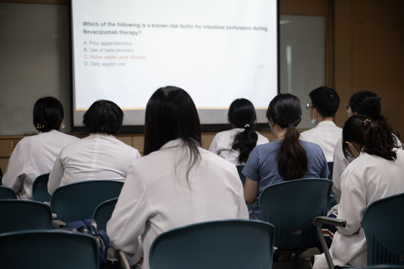 以PGY制度防堵「直美」，本質上難以阻止醫師流向醫美。台大公衛學院院長鄭守夏認為，關鍵在於釐清醫美與診所界線，杜絕灰色地帶、保障民眾安全。圖為2025年7月18日，馬偕醫院晨會上的PGY住院醫師，非文中指涉當事人。（攝影／楊子磊）