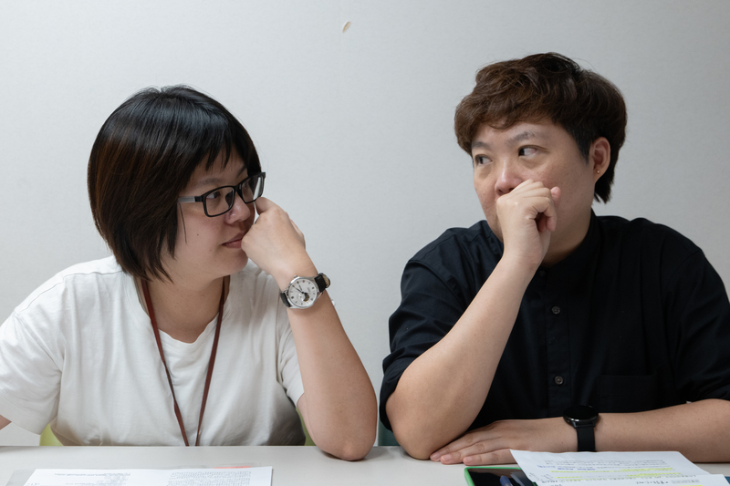 APV不僅是家暴議題,還是性別議題。因此現代婦女基金會家暴防治組督導黃琮雯(左)與社工張秀卿(右)強調,助人者介入相關案件時,需具備性別觀點。(攝影/謝佩穎)