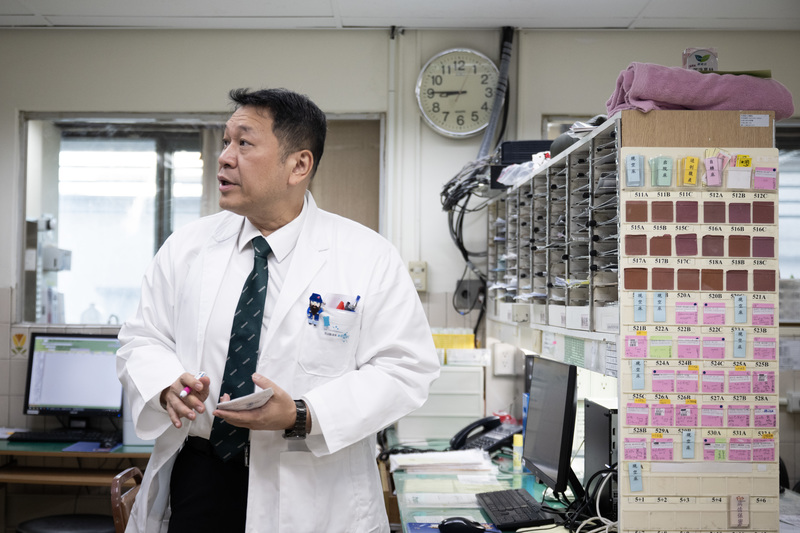 婦產科醫師雖面臨高壓與人力不足,但黃建霈見證新生命誕生、收到病人的感謝與祝福,讓所有辛苦都值得。(攝影/楊子磊)